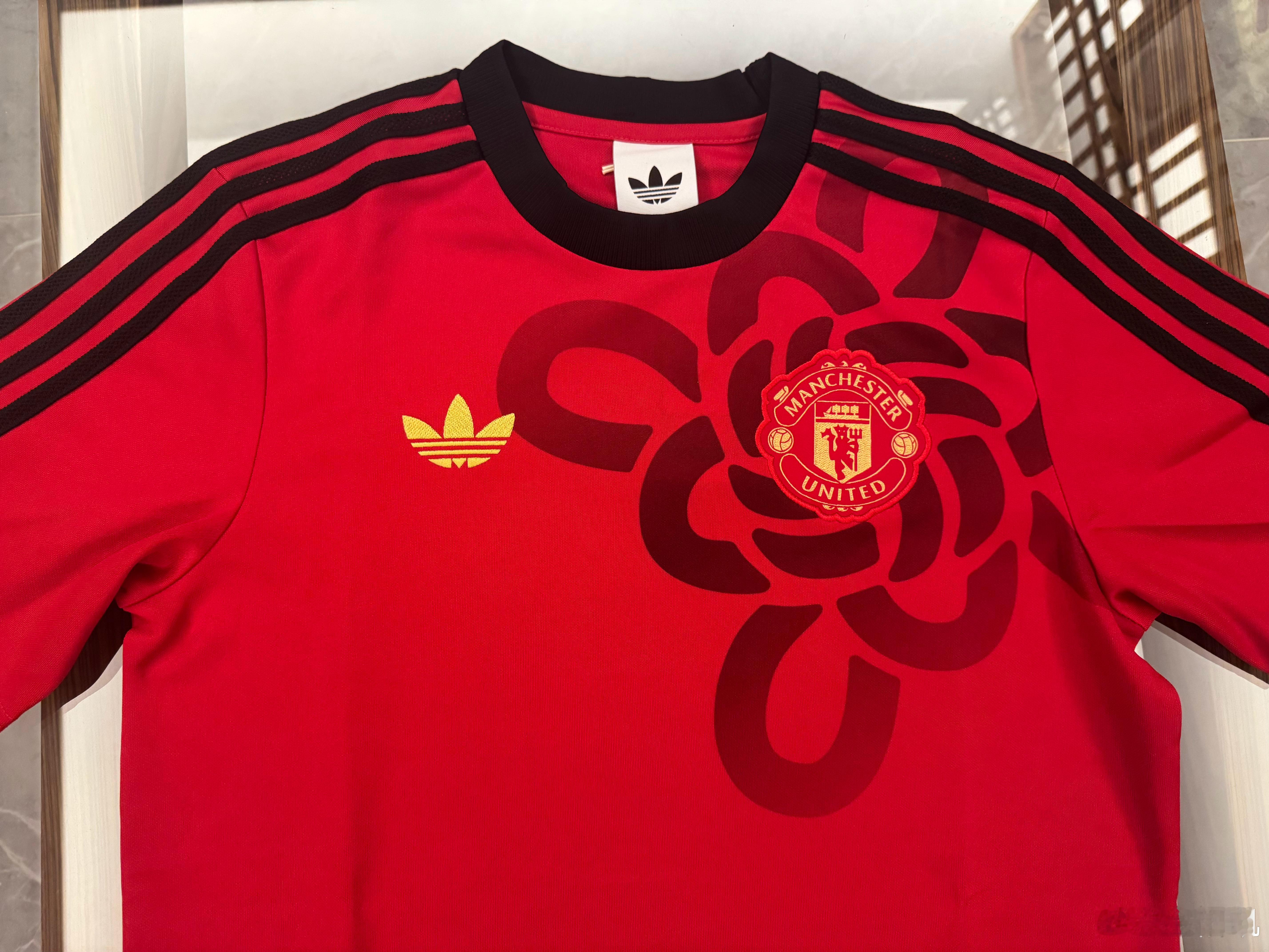 收到曼联俱乐部寄来的礼物，新版的中国结球衣，感谢，希望曼联早日重回巅峰。当然，可