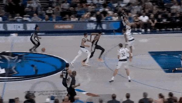 🏀51区组合起飞！！卡斯尔仙人指路 文班亚马空中背扣完成终结！！马刺vs独行侠