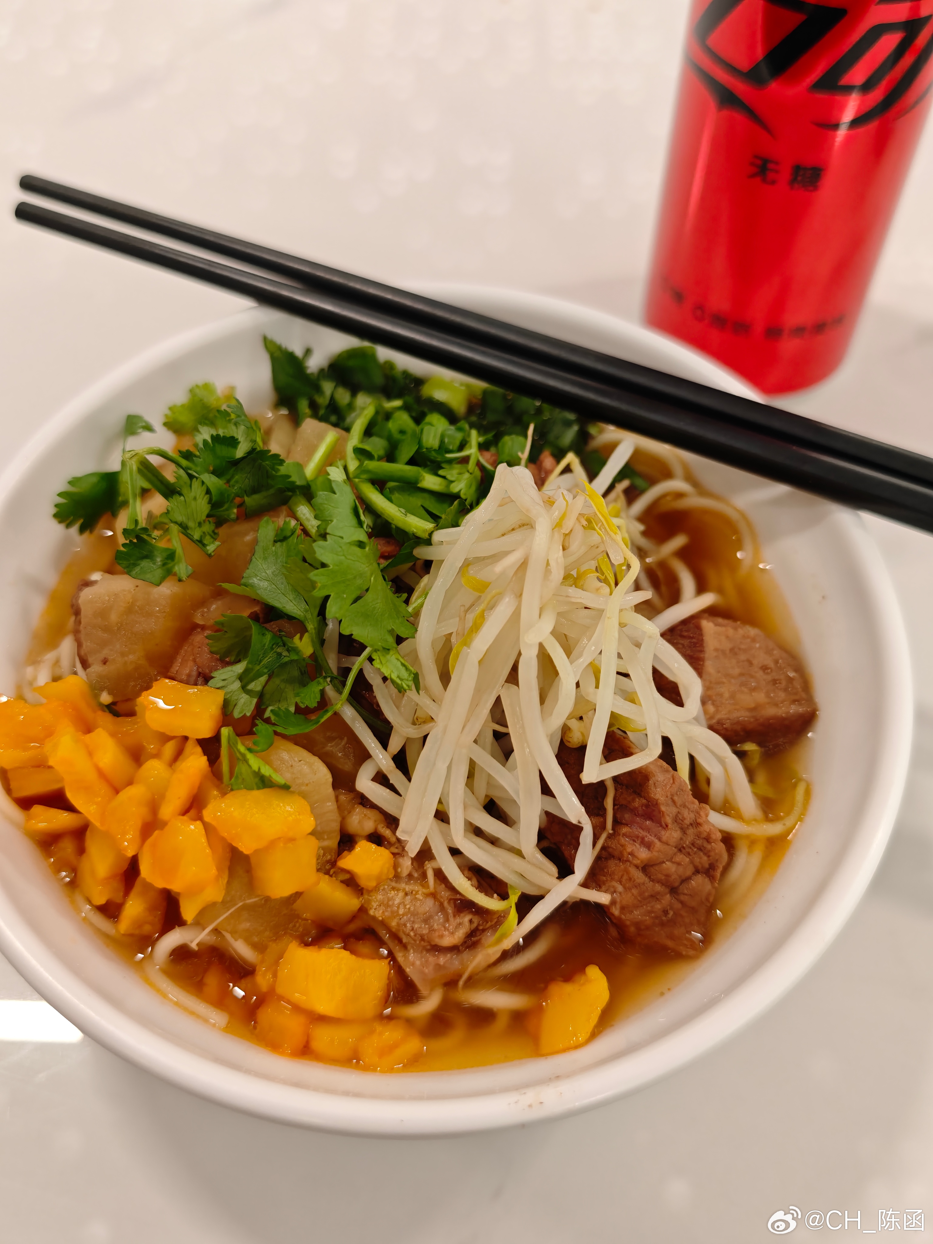 在休息室吃了碗牛肉面，要肉也要面，边吃边翻朋友圈，才发现今天原来有小米发布会！我