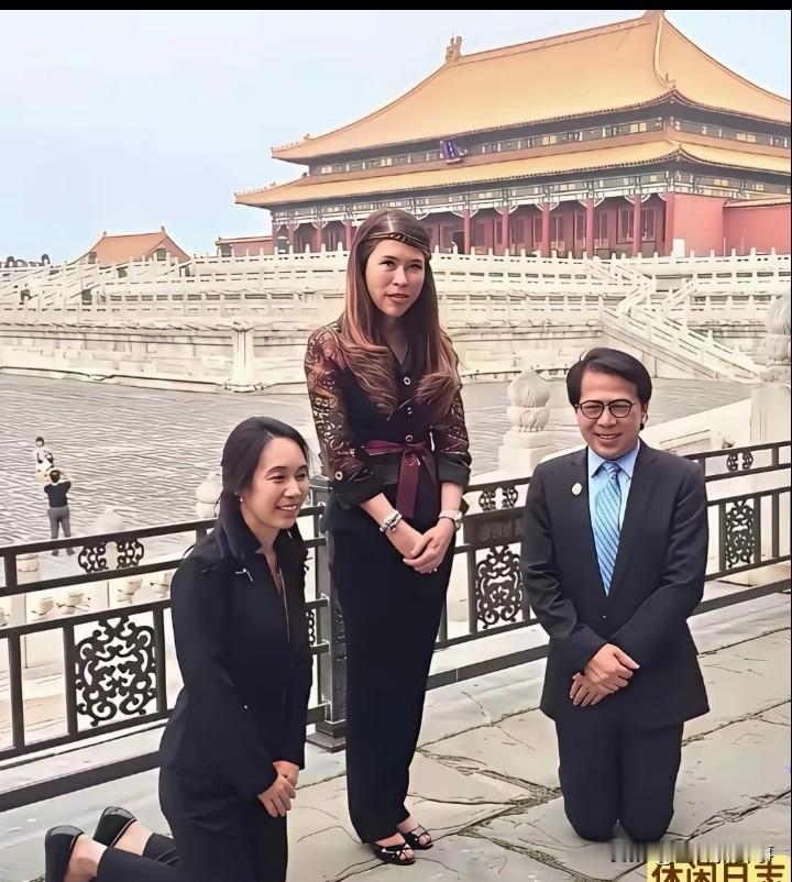 泰国公主在中国故宫前拍照，随行人员立马跪在她左右，还乐呵呵的。都二十一世纪了，这
