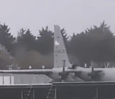 爱尔兰的男人是真猛。

当地时间4月11日，爱尔兰一名男子爬上了香农机场停放的美