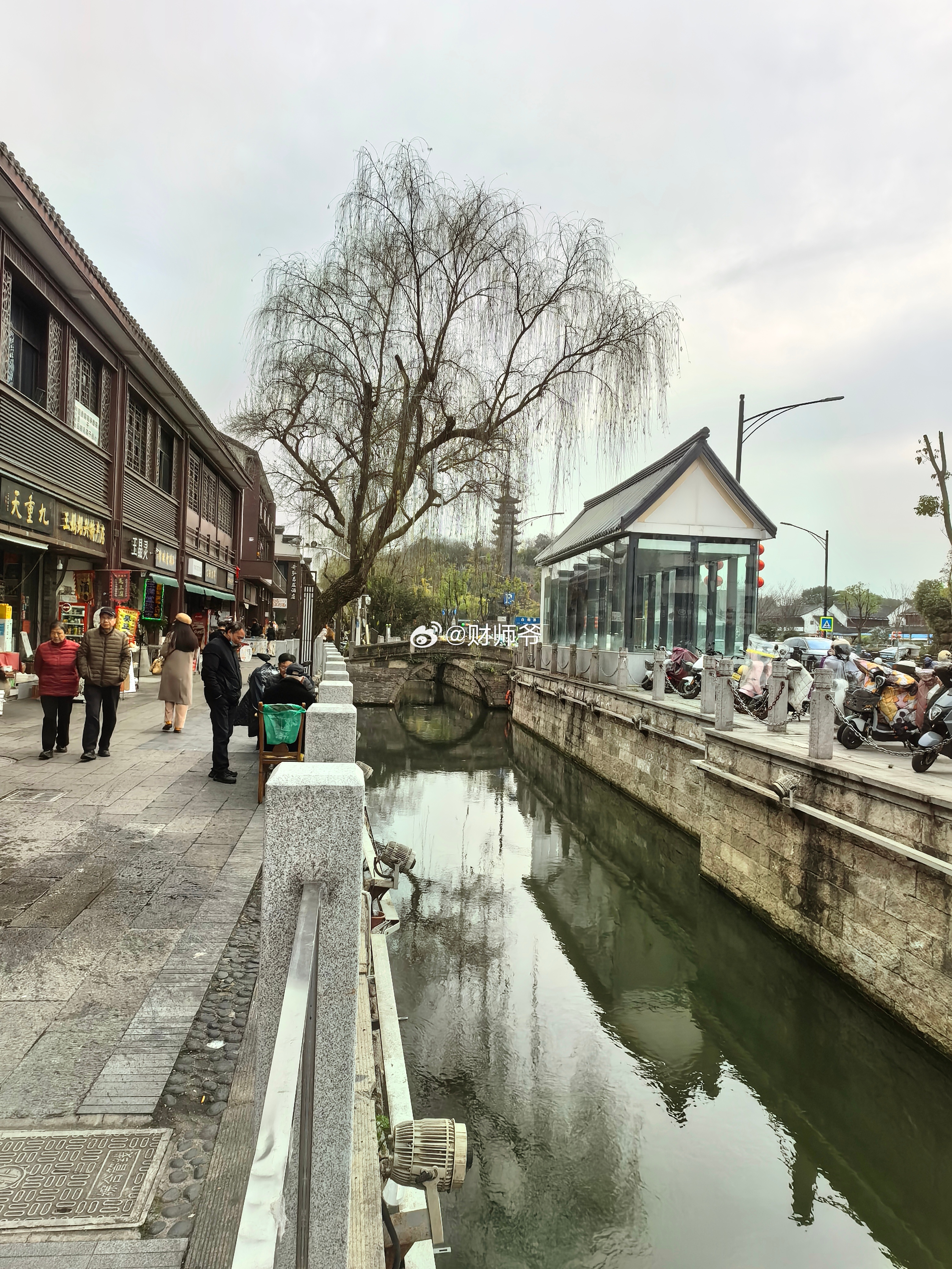 府河里的“圆圆家车轮饼”也是10多年的老店了。每次路过这里，总忍不住买两个。 绍