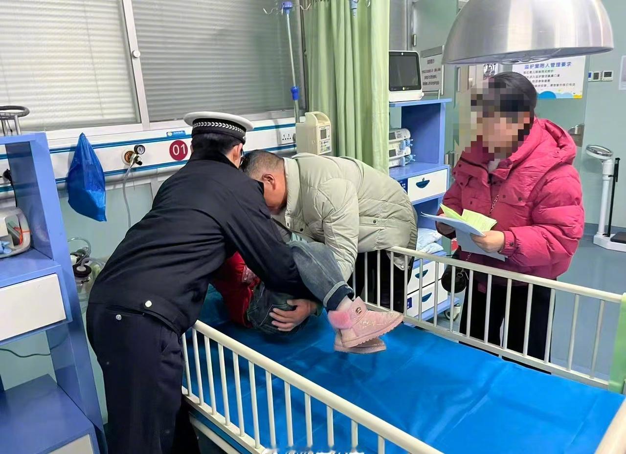 【交管未央大队龙首中队护送昏厥儿童紧急就医】2026年1月2日晚高峰时段，@西安