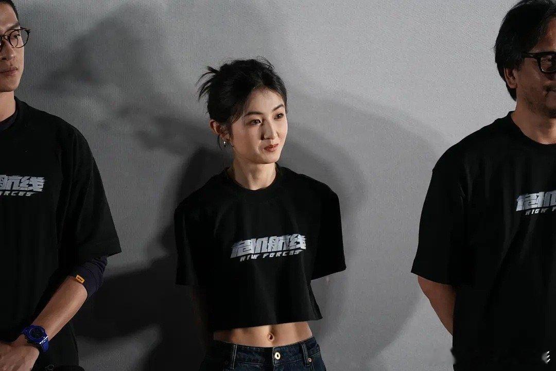 张子枫都有超明显的腹肌马甲线了，这么牛的吗 ​​​