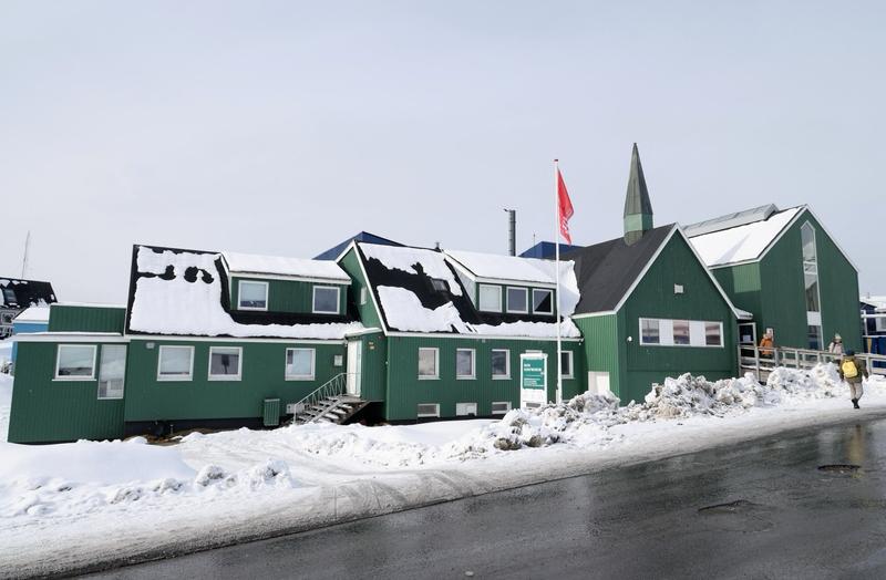 格陵兰岛虽是丹麦王国的自治领土，但自治权广泛。它能自行管理内部事务，像教育、医疗