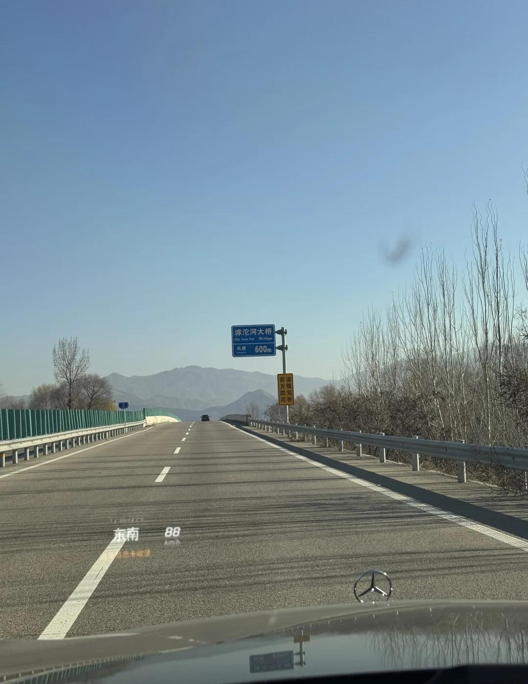 即使你不登山，心中也要有座山，它使你任何一刻抬起头，都能看到方向。河山大好出去走