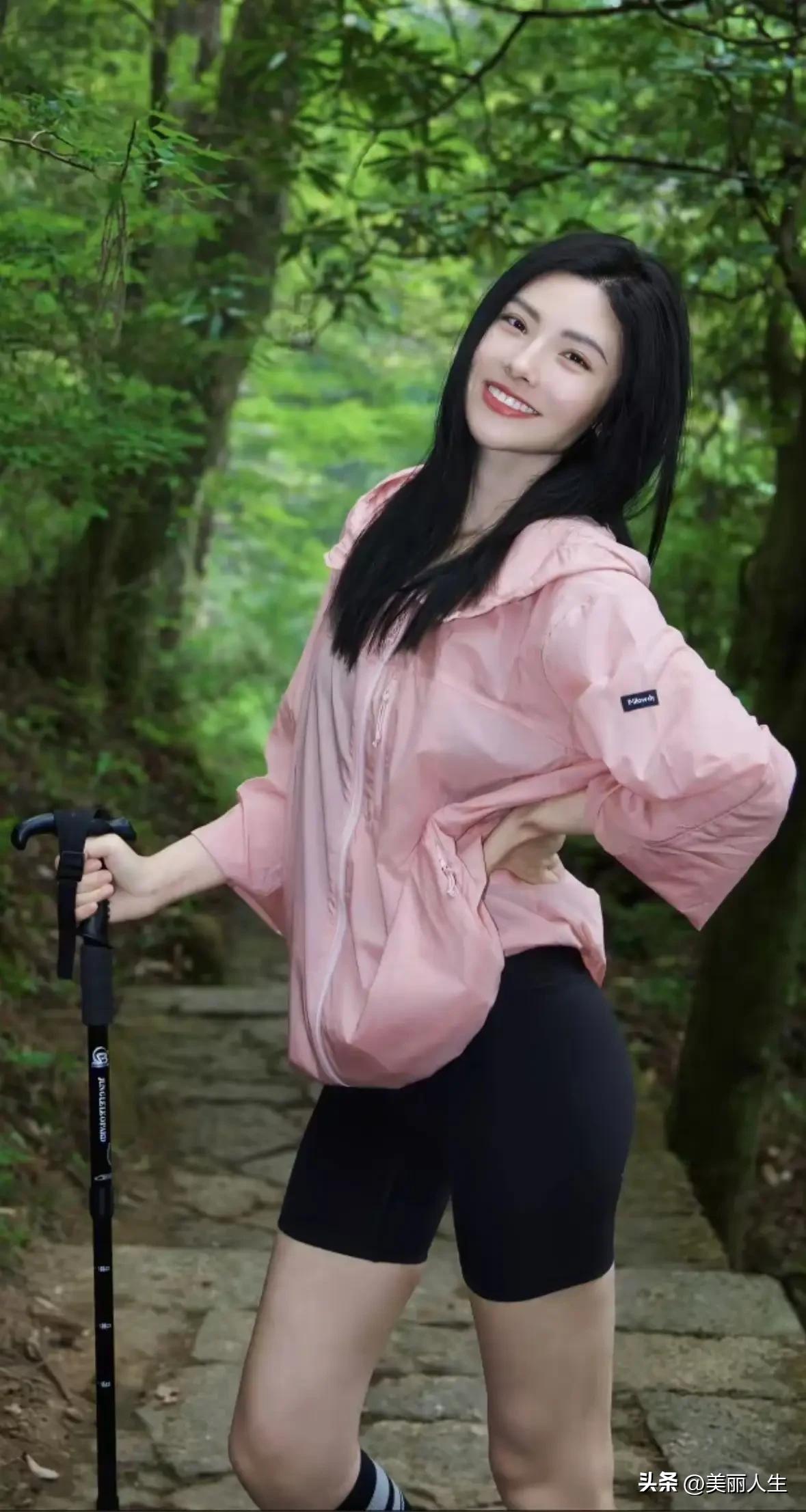 人海相逢终是客，
半生风雨自沉淀。
抛开俗世万般扰，
安然一笑享安然 
不争烟火