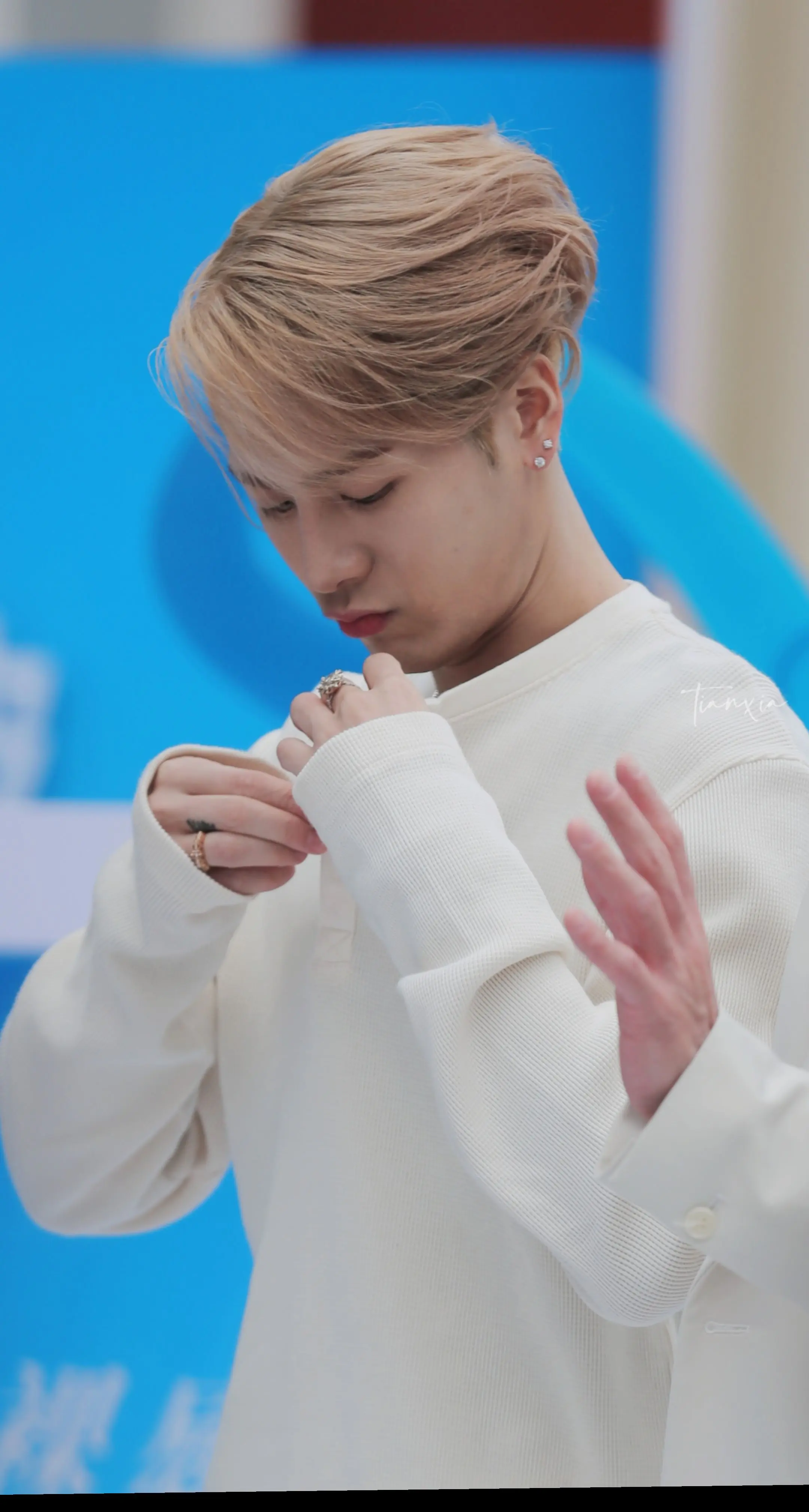 简直就是萌娃🥹🫳🫳🫳。明天多穿一点好不好🥺🤲