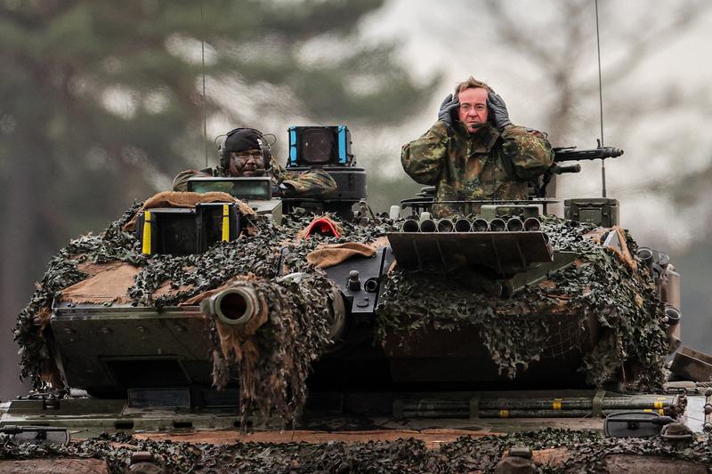 德国公布二战后首份军事战略，这事儿动静可不小。它要尽快打造欧洲最强大常规军队，还