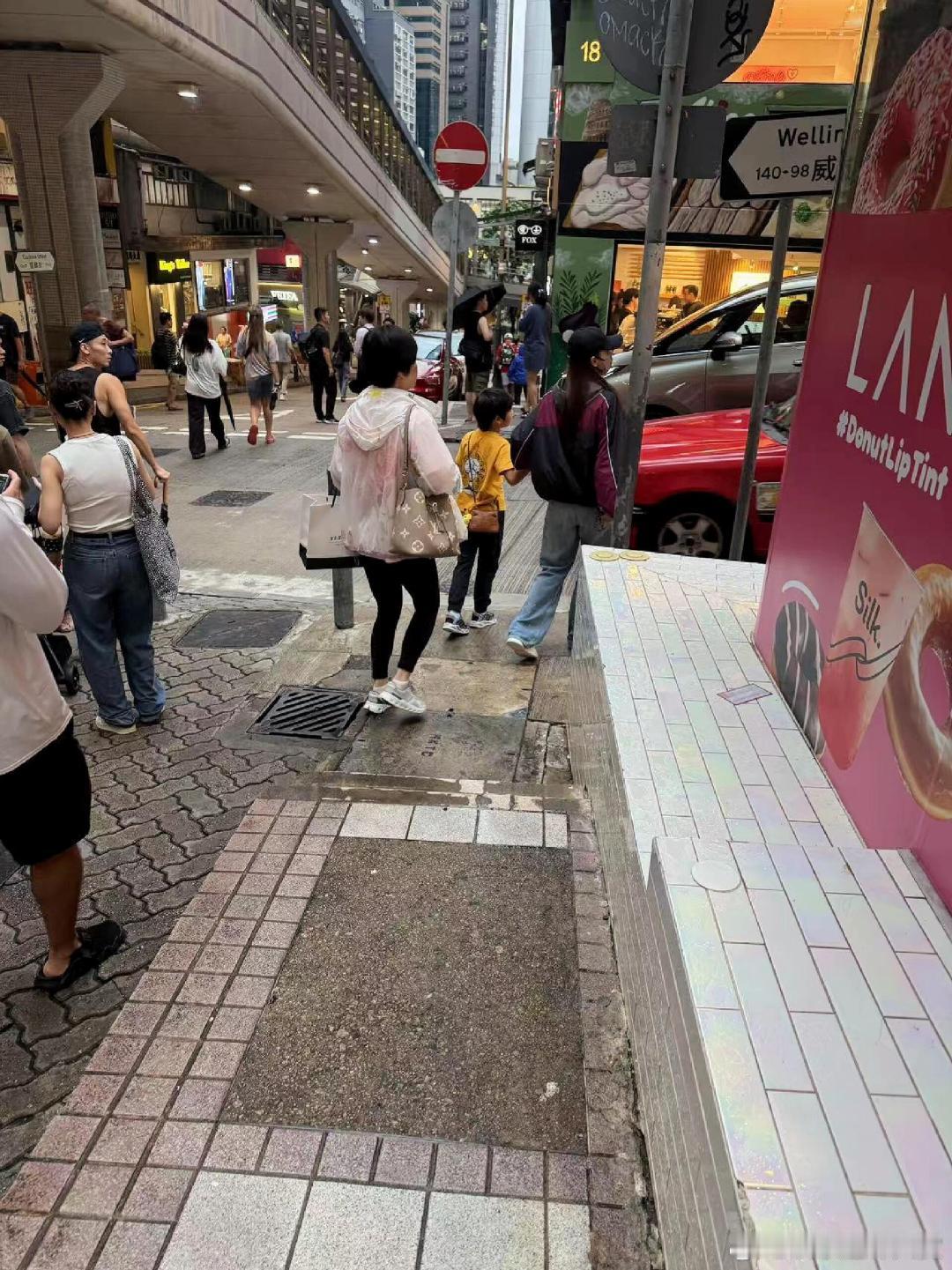 香港街头偶遇Angelababy小海绵网友在香港街头偶遇Angelababy小海