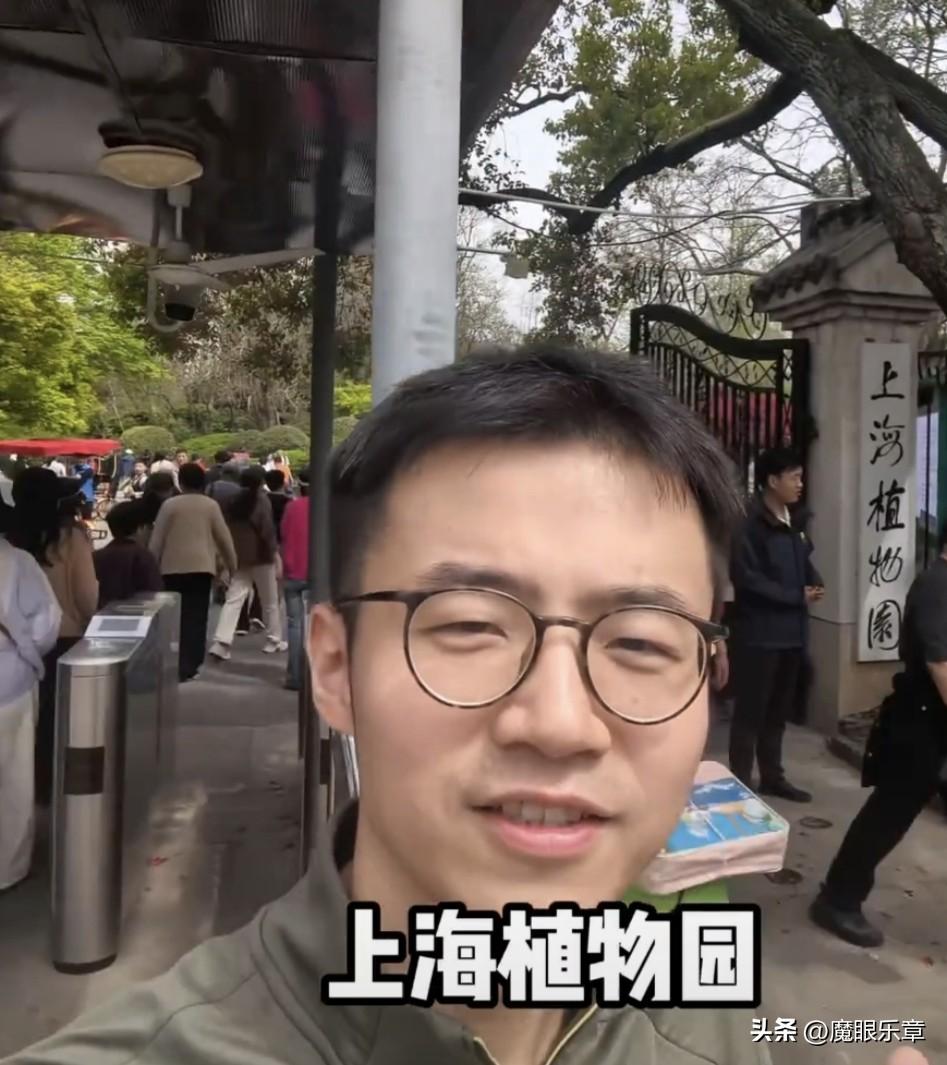 在一群主持人投身到直播带货赛道，制造诸多竞争复杂的心态时，这位上海青年主持人却独