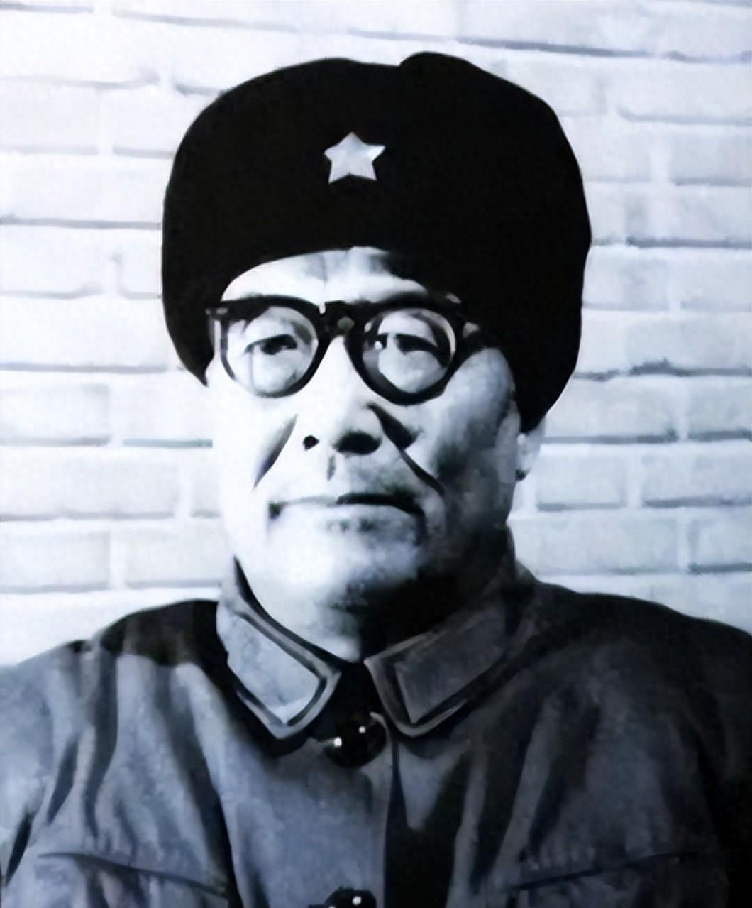 韩练成身份在1948年意外曝光，张治中出于同情，送他报纸一半，韩才明白其中玄机！