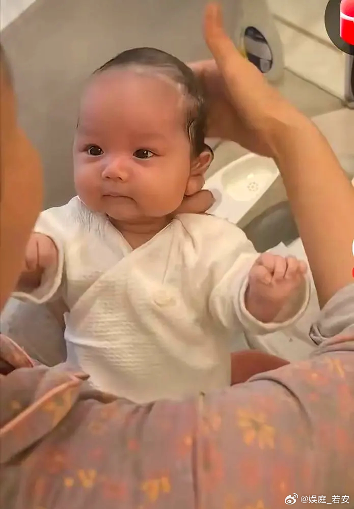 镜头里，马筱梅面对小玥儿的出镜要求，用“这是她的私人空间”挡回去；下一秒，画面落