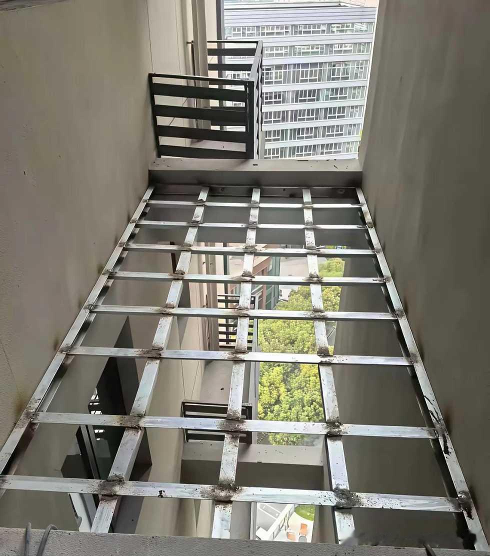 大家瞧瞧，楼下邻居这样的做法合理吗？
向物业投诉，物业竟称管不了。邻居表示，买房