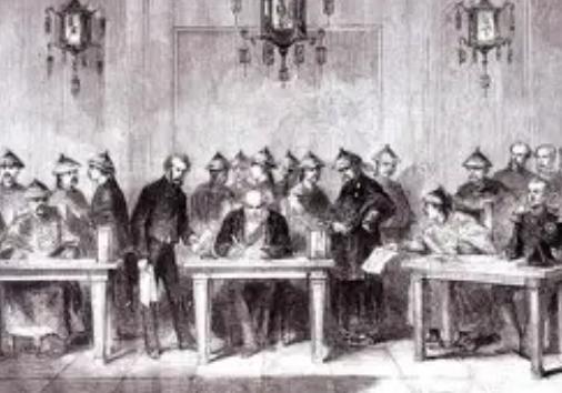 美国反华派认为，中国现政府跟清政府差不多，专制腐败，中国的所谓辉煌都是吹出来，中