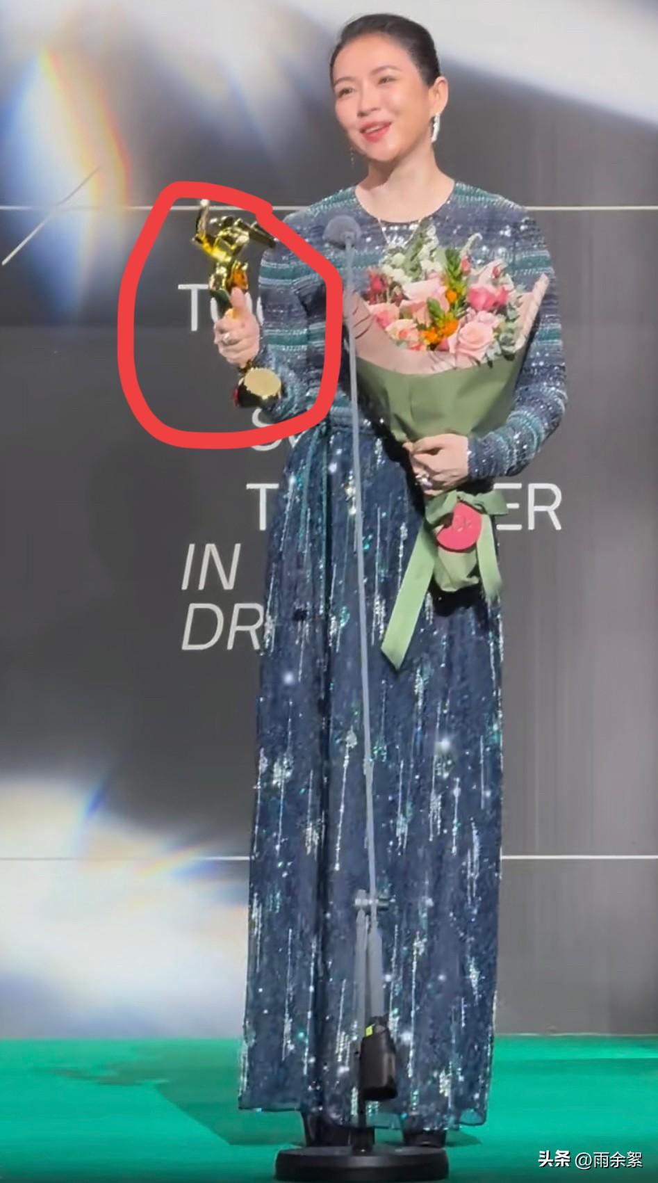 太意外了？章子怡压根没想到自己会获亚洲电影大奖，以致她把奖项名称都说错了！

瞧