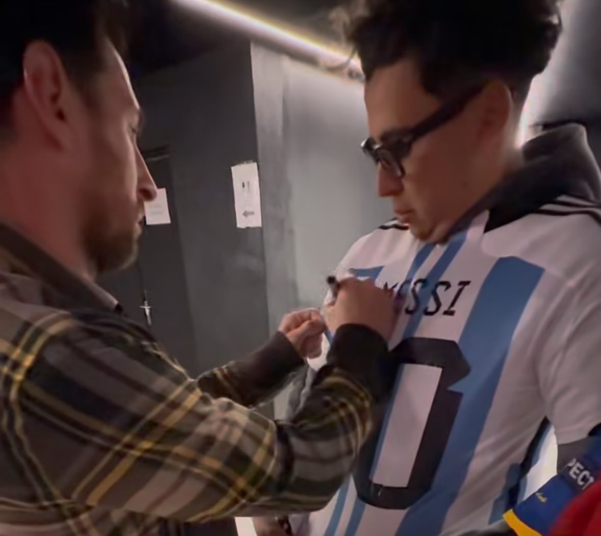 幸运球迷分享了昨日签名后的合照[期待] ​​​