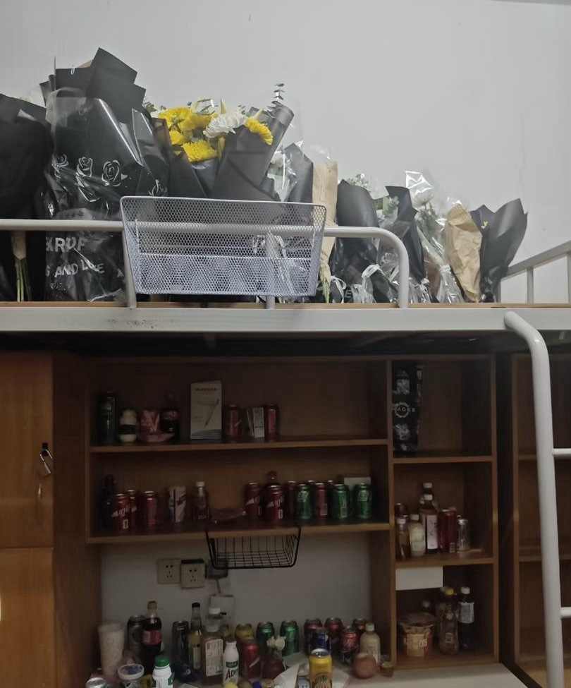 宿舍摆满了花和可乐，室友估计都搬出去了知情人称南医大事件部分网传不属实 ​​​