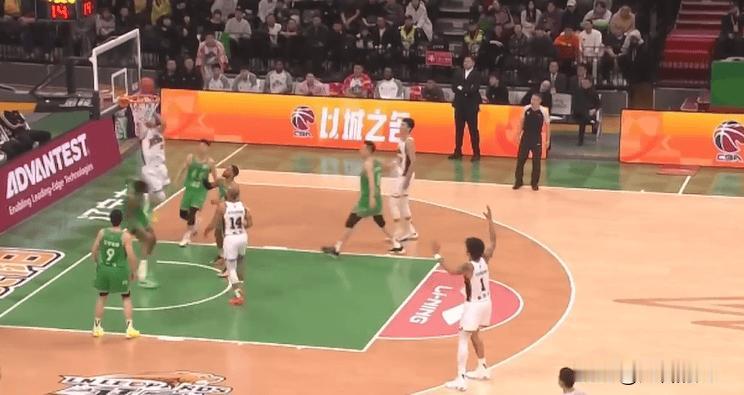 李晓旭残阵隔扣！打个球不容易，上来就被隔扣了，莫兰德也好不到哪去



辽宁内线