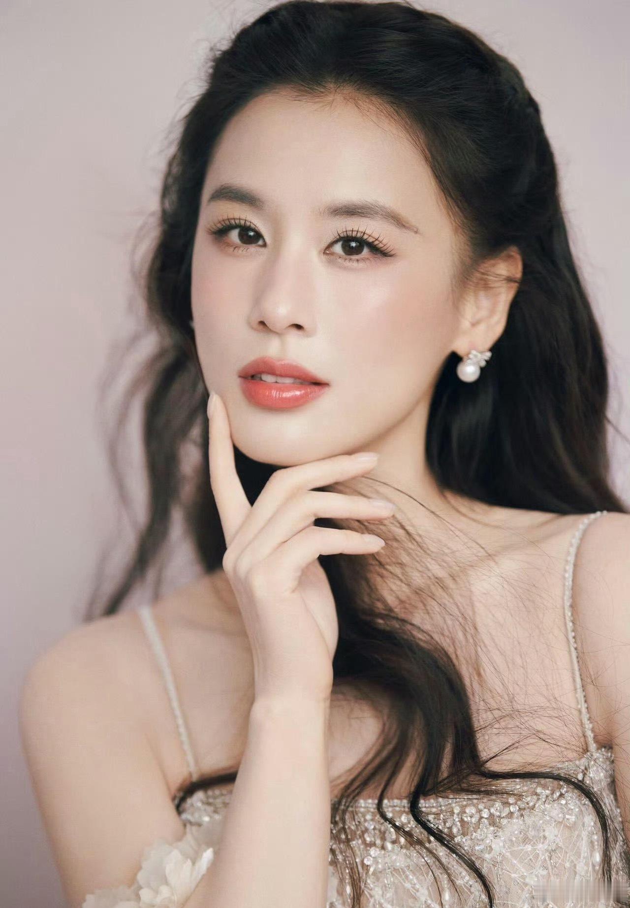 女明星保养真的有一手，我小时候看天仙配她想这样，现在还长这样……黄圣依你到底用了