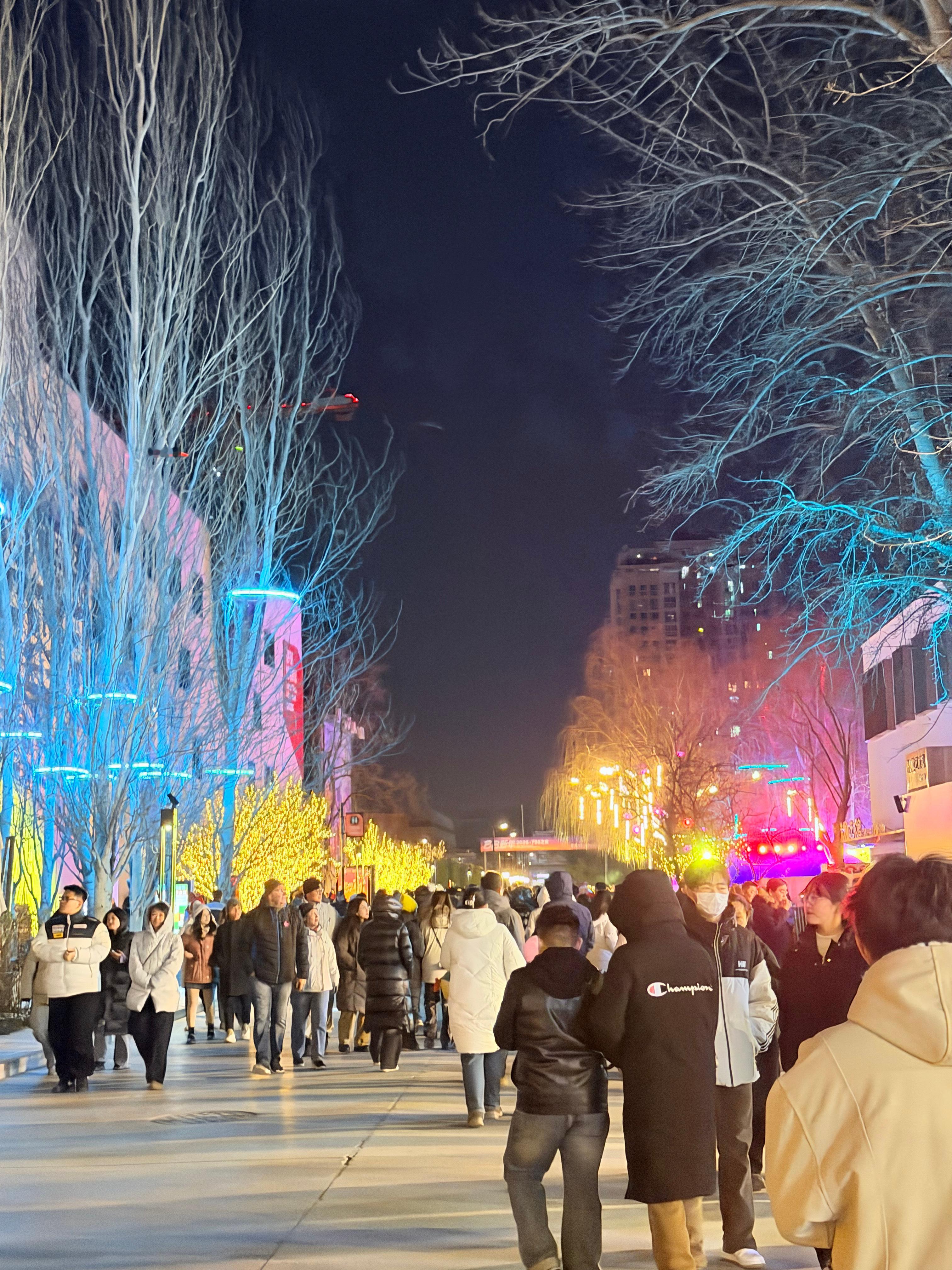 我没想到大家消费降级已经到这个地步了此时此刻的北京798艺术区人山人海～ 