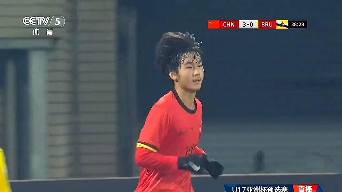 李铭杰头球破门，中国队3-0领先文莱。
每次角球，那个190cm的大高个赵松源总