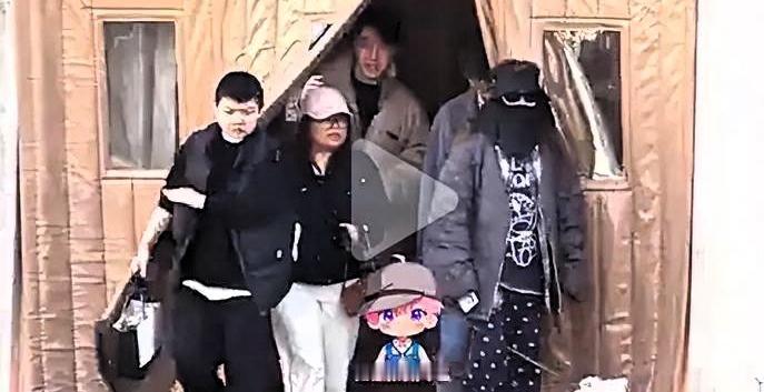 你以为她在躲镜头，其实她在躲你。
遮得再严实，身边那个人是谁还是藏不住。
真正的