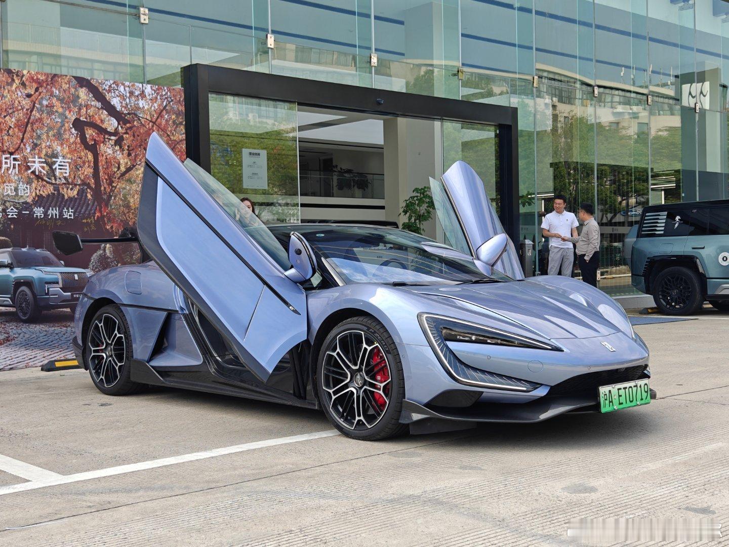 仰望U9 V1天津国际赛车场圈速1:10.05，比dcd测试的极氪001FR圈速