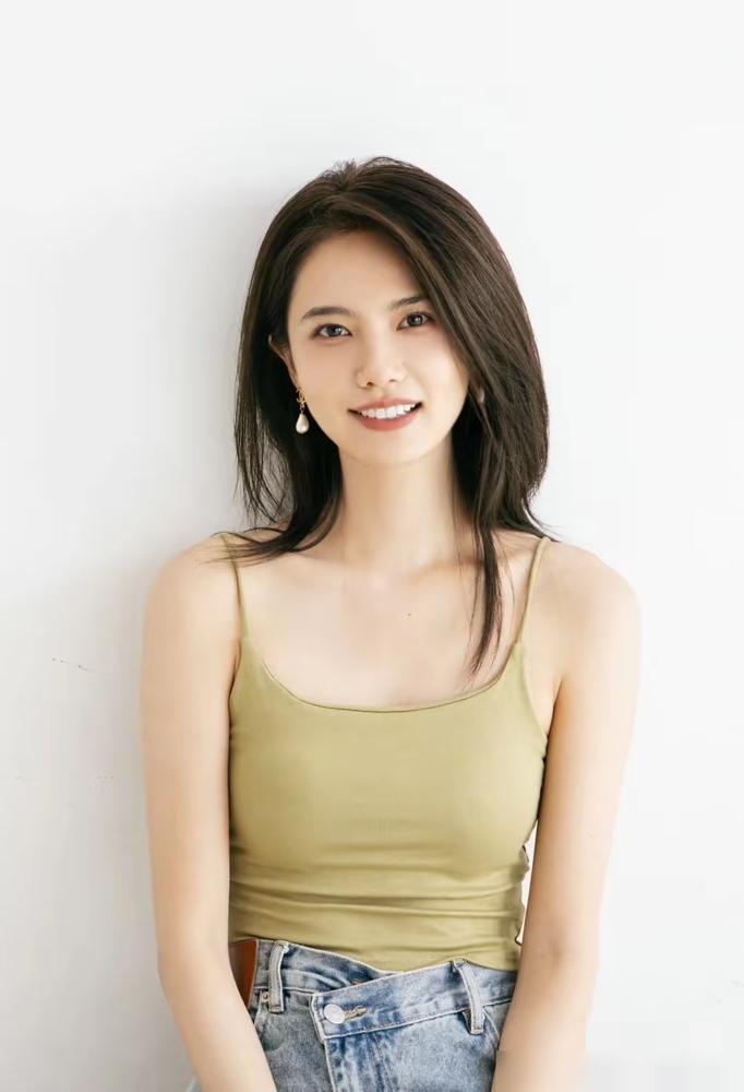 2019年，一部《亲爱的，热爱的》火了。

姜珮瑶在里面演孙亚亚，算是个熟脸。