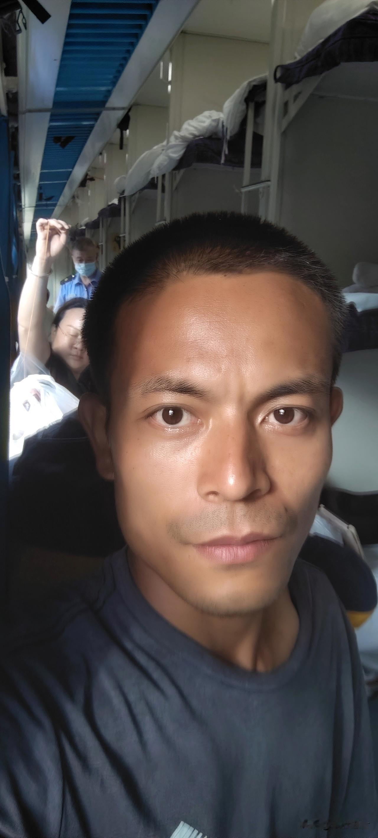 买了硬座结果体验了一把硬卧，这经历也是绝了。
站票太多，车厢挤得水泄不通，根本进