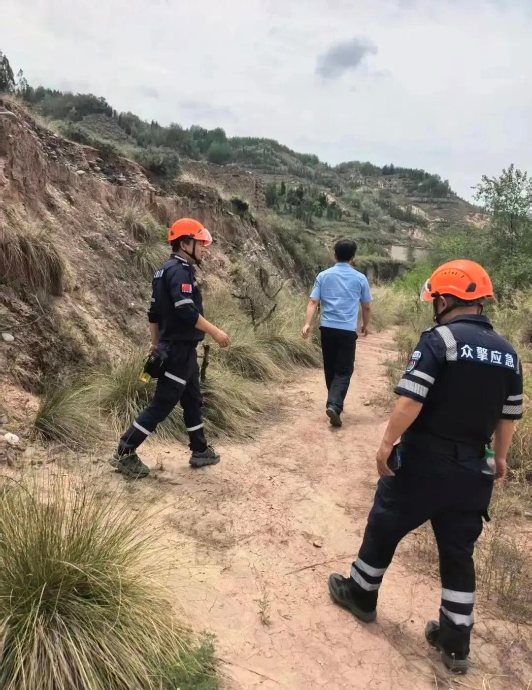 【爱心接力40小时昼夜搜救 ，多方联动寻回走失患病老人】近日，一名患有阿尔茨海默