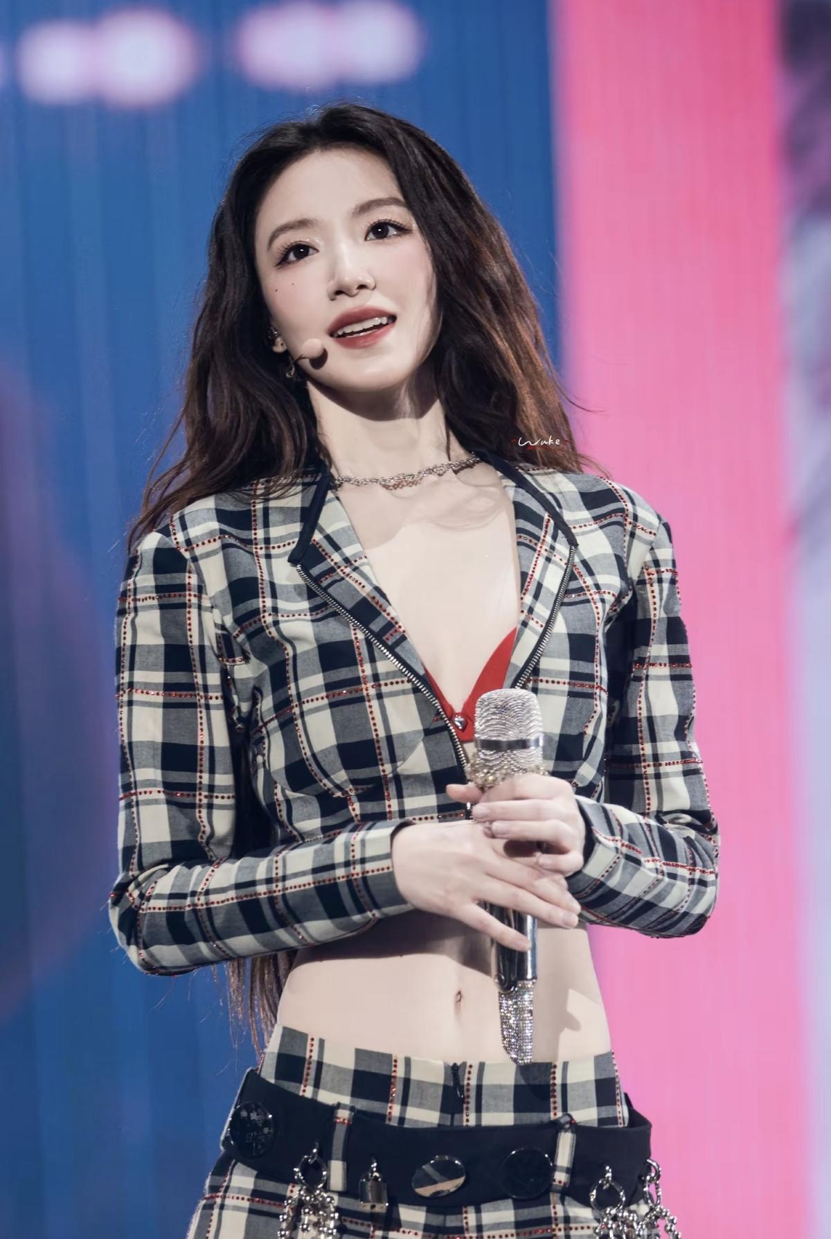  颜值与实力双在线，叶舒华的蜕变有目共睹[赞]麦克风紧握的瞬间，叶舒华便是舞台唯