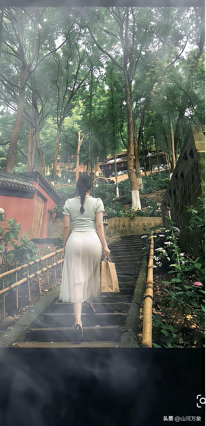 大王叫我来巡山
我把人间转一转
打起我的鼓
敲起我的锣
生活充满节奏感
 
大王