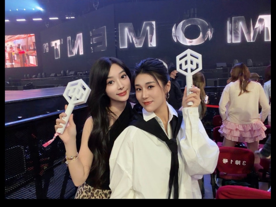 两位嫂嫂一起看演唱会 