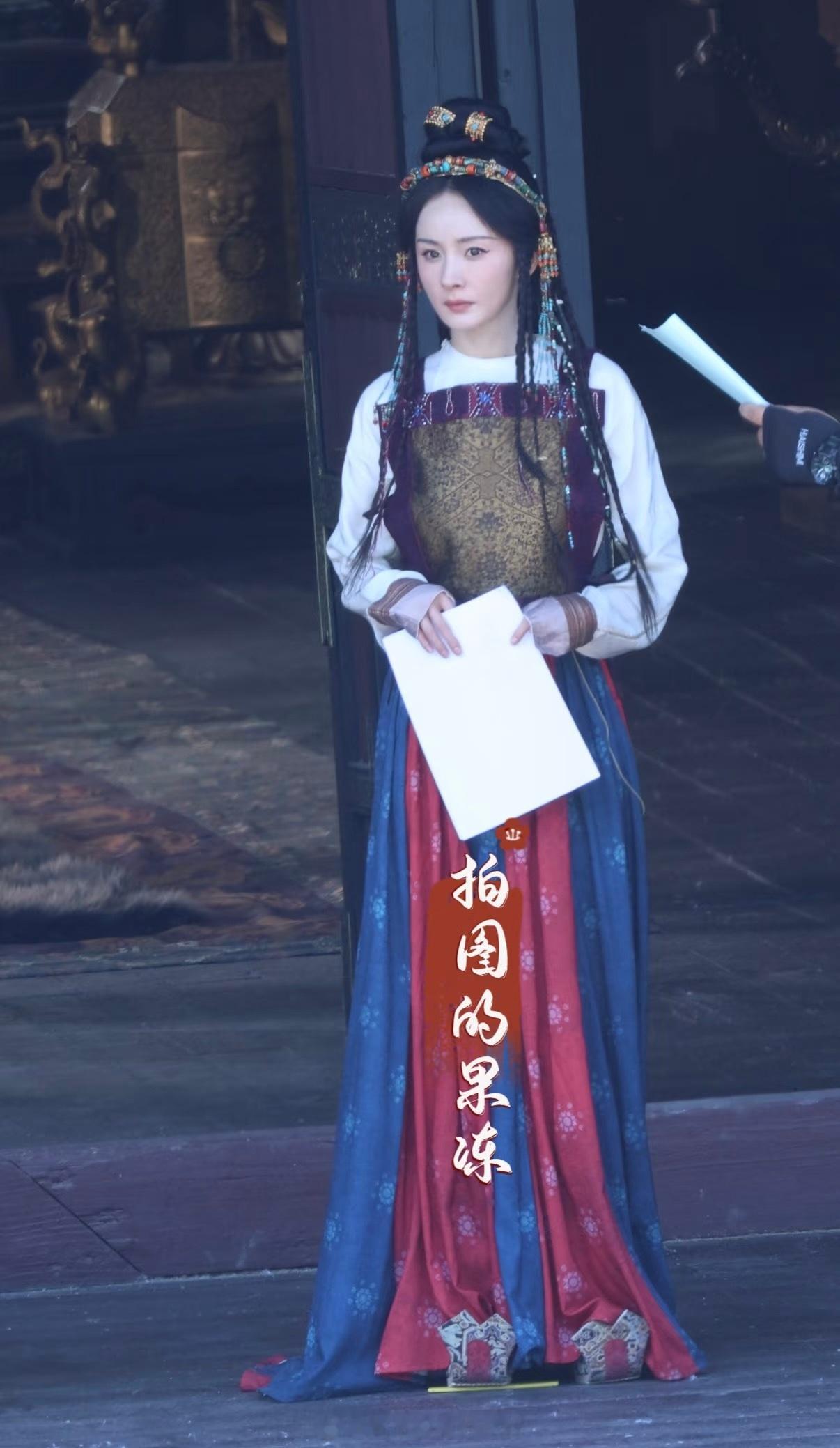 杨幂《江山大同》今日两套新造型路透 