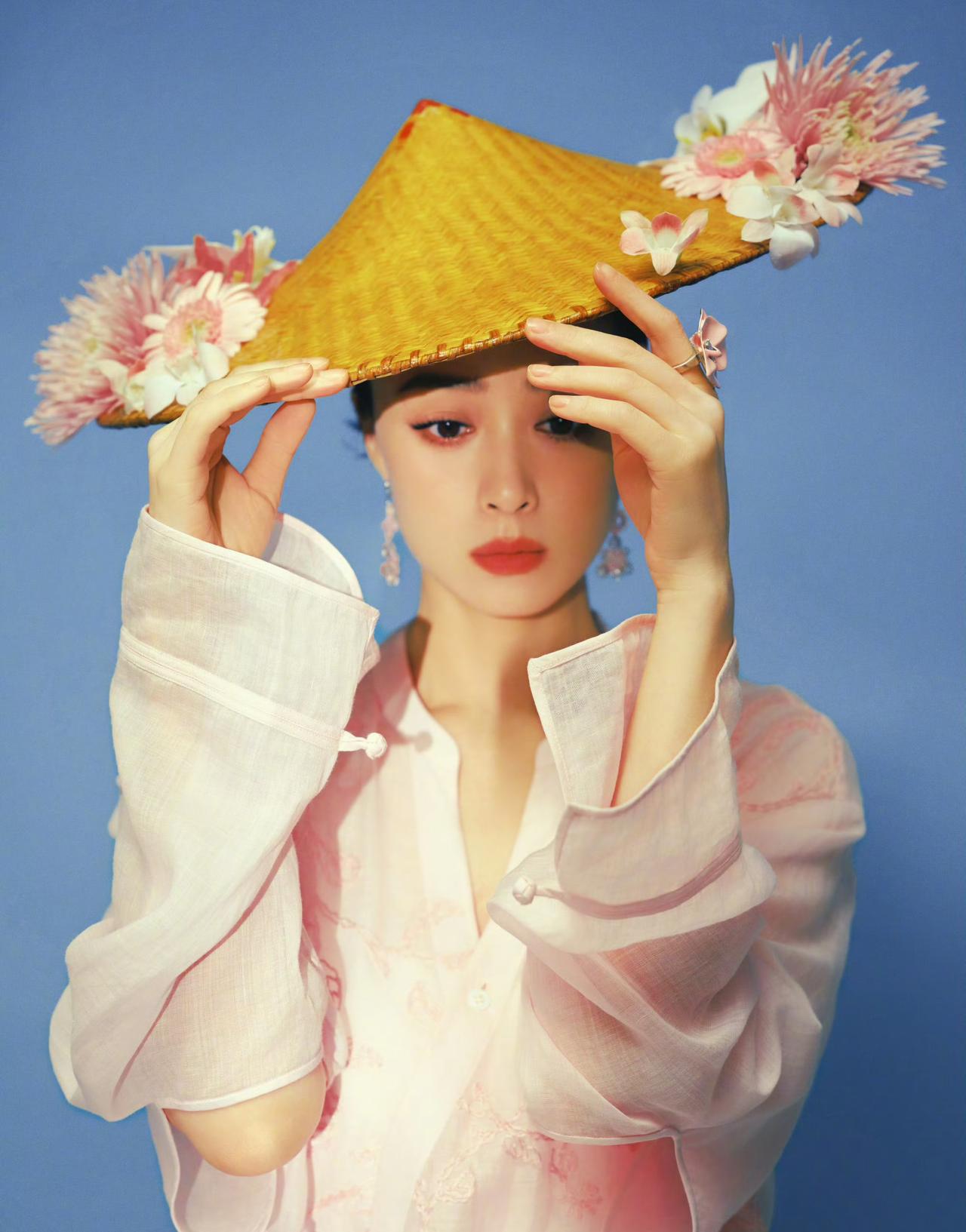 蒋欣晒大片
配文：正值仲夏，只管身披浪漫
接纳所有美好……

不一样的浪漫
让人
