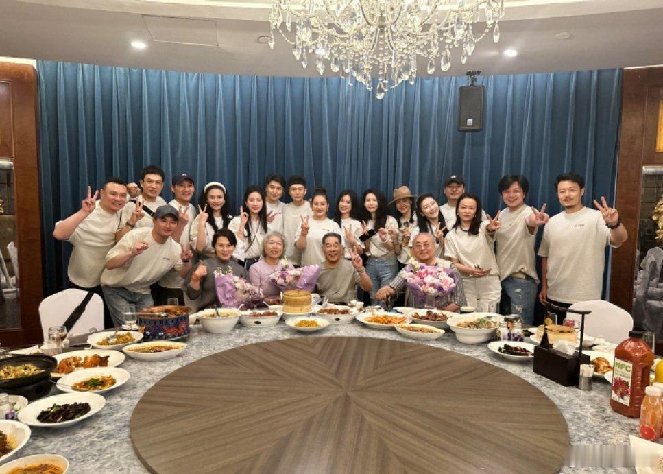 刘亦菲北电同学聚会落泪褪去红毯星光与荧幕滤镜，一场时隔二十年的北电同窗相聚，因为