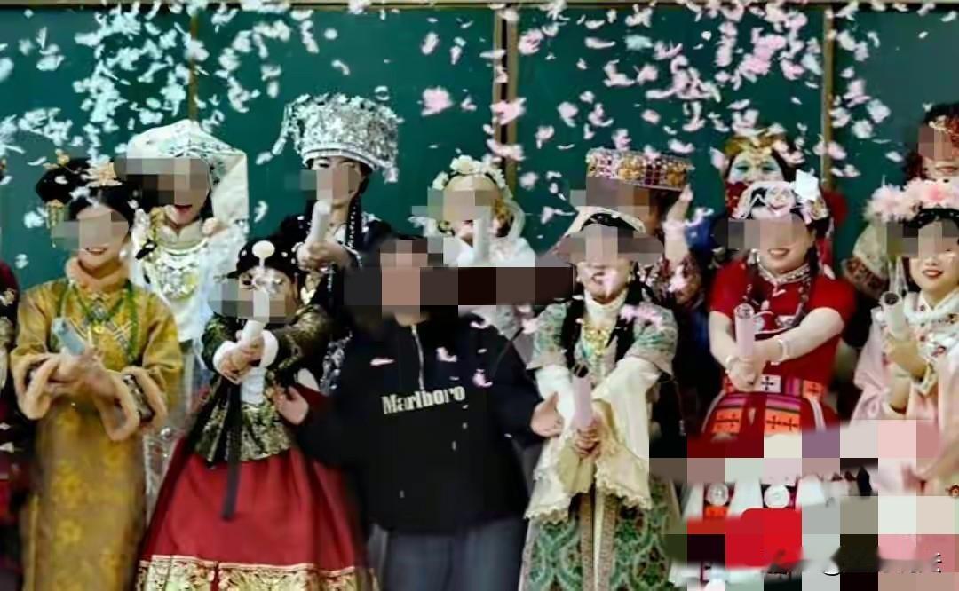 安徽亳州，一25岁女子在学校当老师，元旦前按学校要求，课余时间给学生排练，她感冒