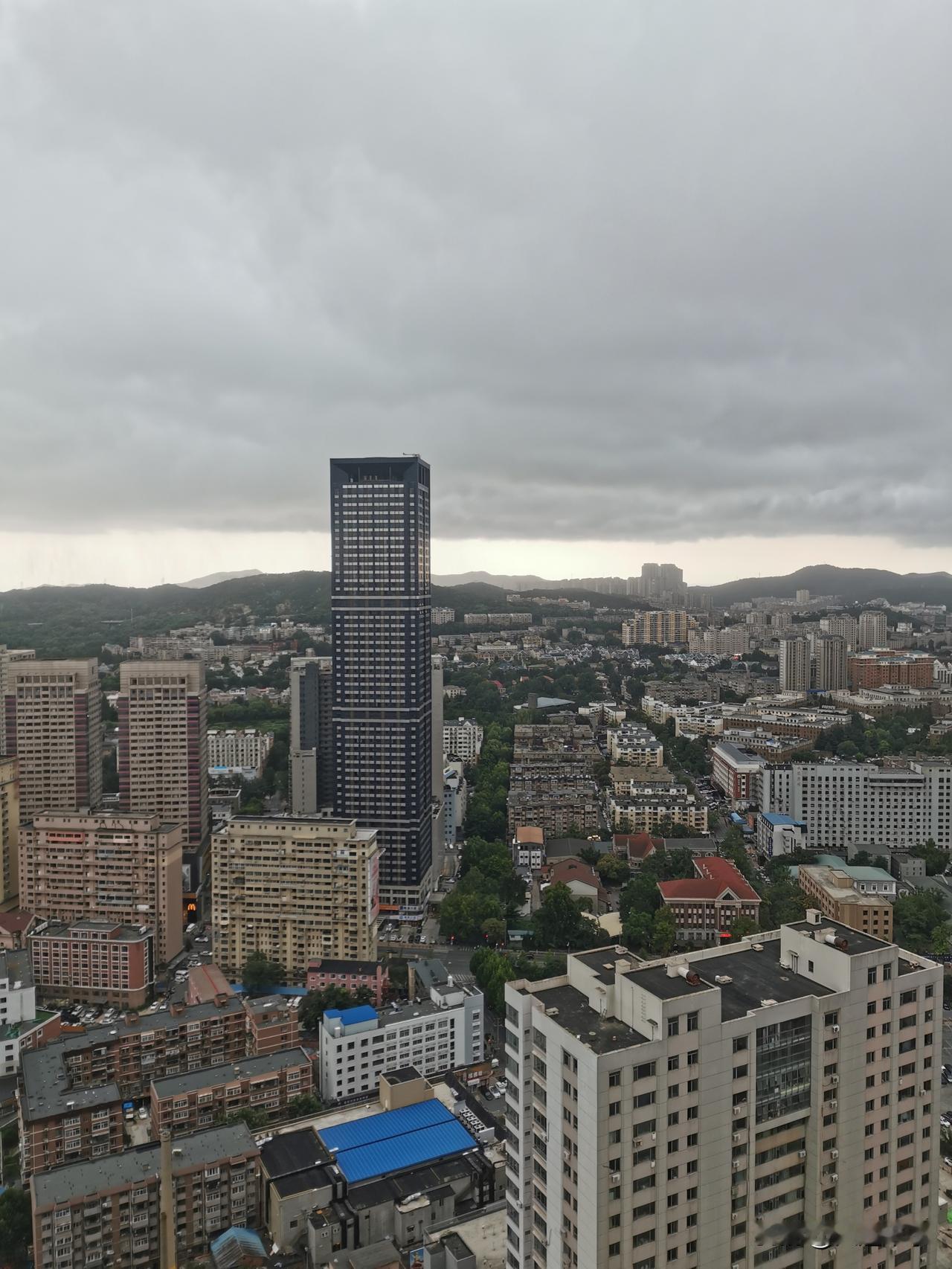 今天12:20大连下了急促的大暴雨，屋里已经黑了很长时间，雨已经下冒烟了，雾气翻