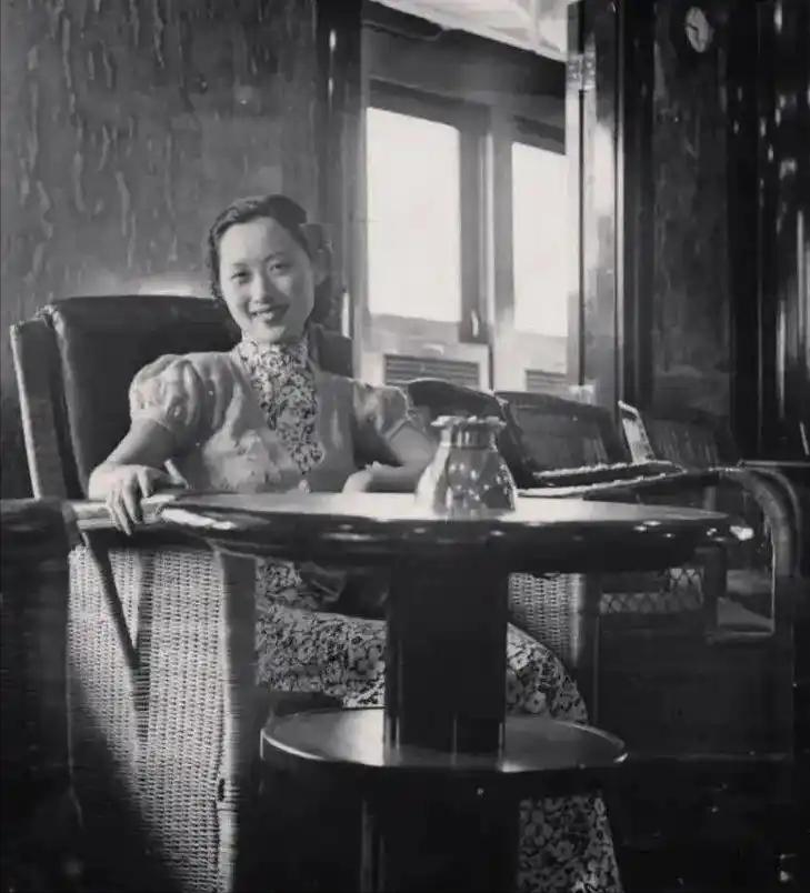 1927年上海三大美女之一的国画家周炼霞结婚，婚后十分幸福，不料有一天丈夫出差，