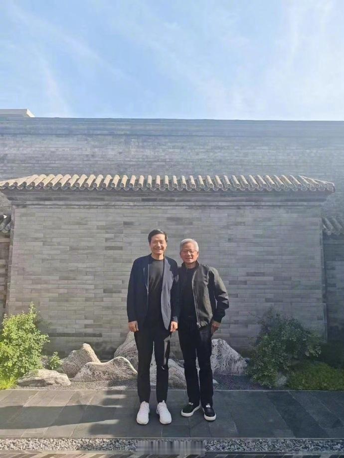 黄仁勋与雷军合影曝光 7月14日，英伟达CEO黄仁勋与小米创始人会面的照片曝光。