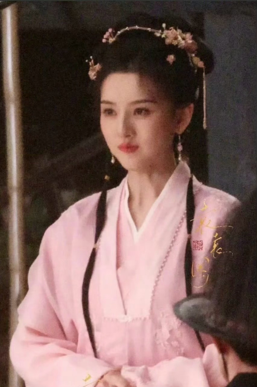 宋祖儿这个造型好看吗？[吃瓜][吃瓜][吃瓜]宋祖儿表妹万福粉衣造型路透 ​​​