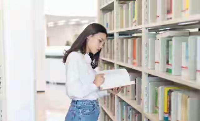 妈，我这边下雪了。


”——你一句随口报备，她手机里的天气插件就叮一声，北京零