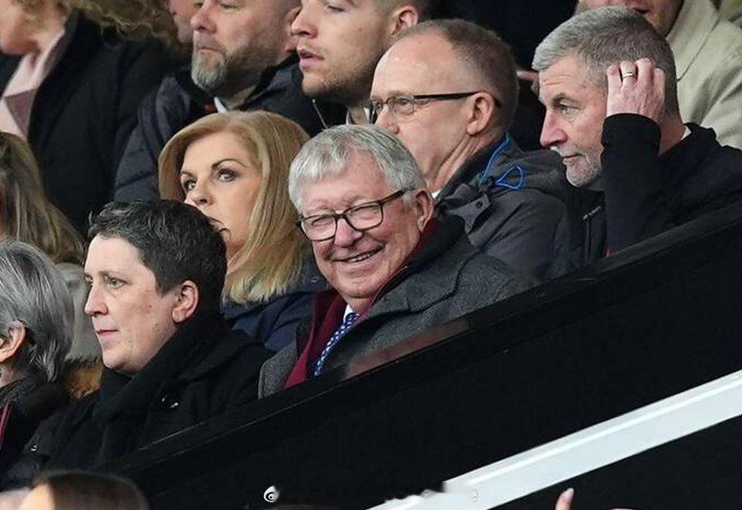 啊啊啊啊开心的弗爵，熟悉的红围巾！曼联2-0曼城 