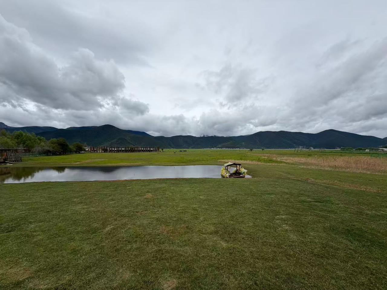 山野旷野
 
云沉落在远山肩头
漫过连绵的山脊
草地向远方缓缓铺展
一汪静水，安