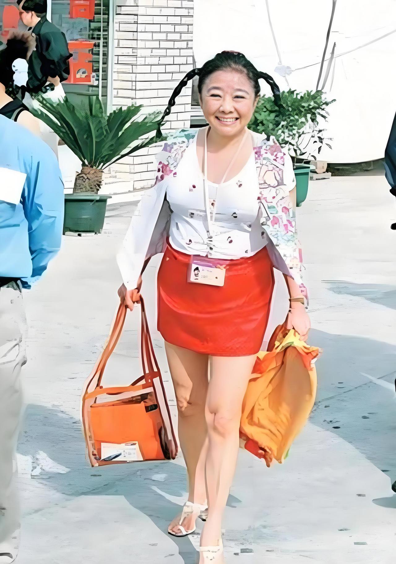 1973年，香港女首富龚如心的身家约40亿港元，却经常哭穷。著名专栏作家曹仁超评
