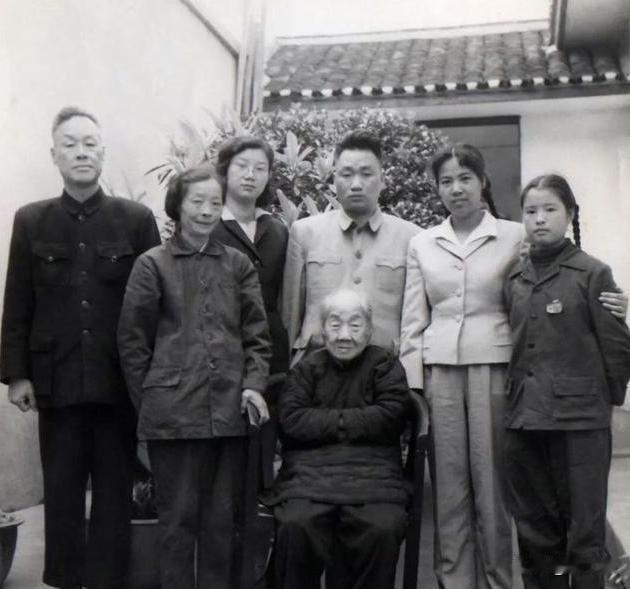 1961年，毛主席次子毛岸青携妻子邵华、大嫂刘思齐一同前往湖南长沙，探望年过九旬