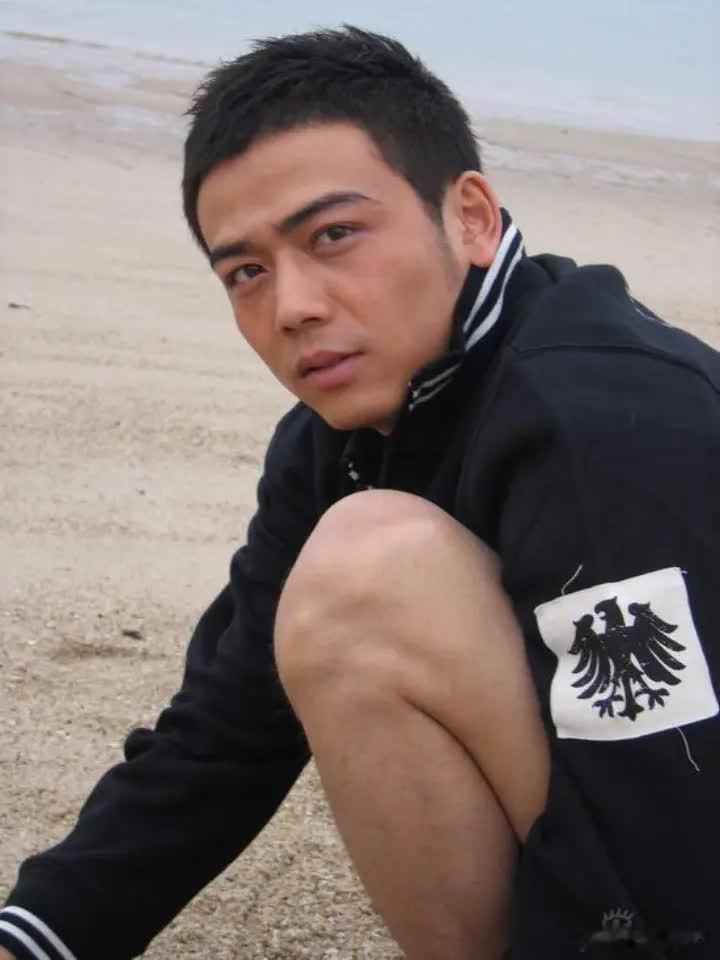 2000年，17岁的杨烁在一家夜店上班，工作就是唱歌，由于长得高大帅气，很受女顾