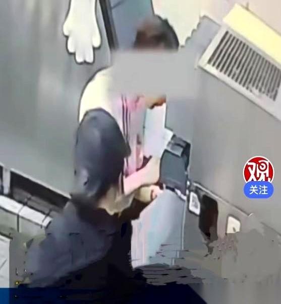车子正跑在高速上，周女士咬着吸管，刚咽下一大口打包来的麦当劳冰可乐。
副驾上，还