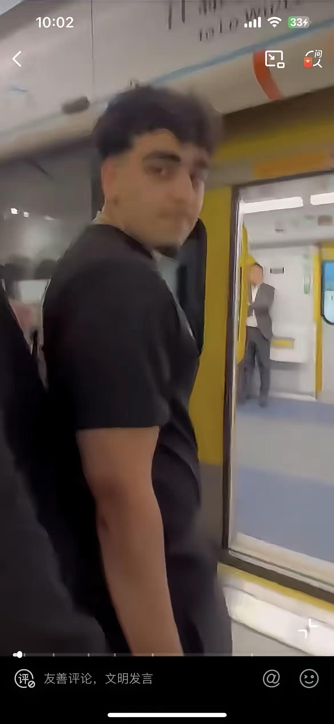 几个印巴人在香港的高铁站插队前往深圳，被乘客指责，就开始爆粗口，英语，粤语全部用